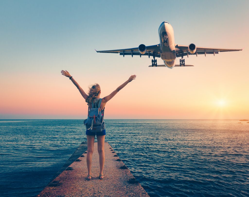 p.10-shutterstock_1026632242-fille avion